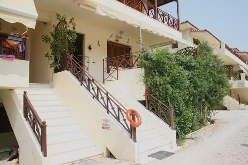  Two-floor house next to sea, Pension in Loutraki bei Kalamáki