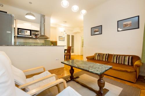  27Attila-Castle Area 2 bedrooms Next to Bazaar, Pension in Budapest