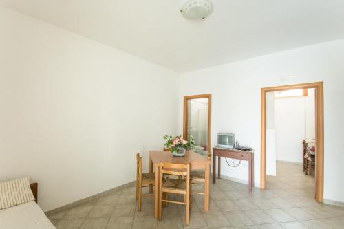 2 bedrooms, 4 beds
