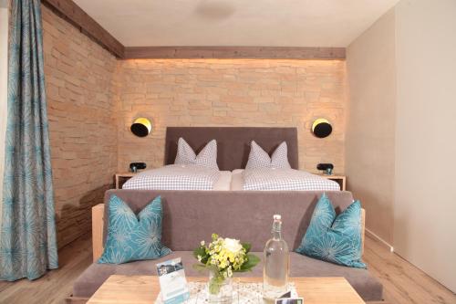1 queen bed, 1 sofa bed