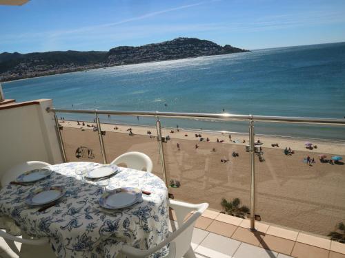 2 bedrooms, 5 beds