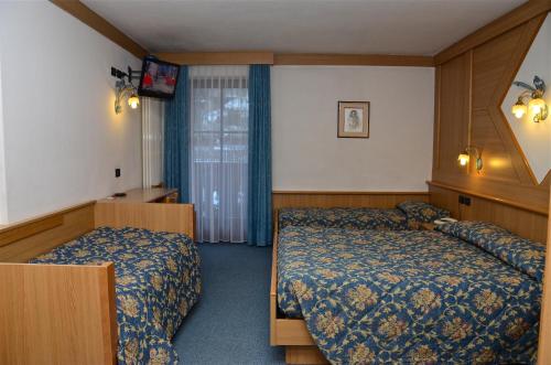 1 queen bed, 1 twin bed