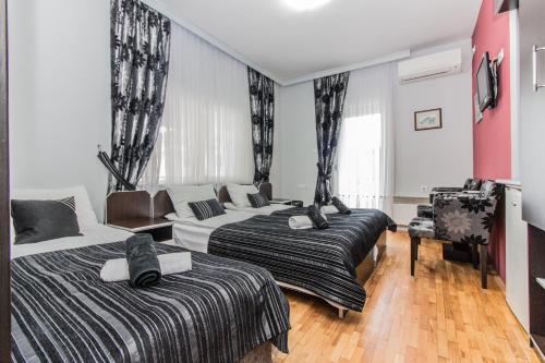 1 queen bed, 1 twin bed