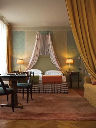 1 king bed, 2 twin beds