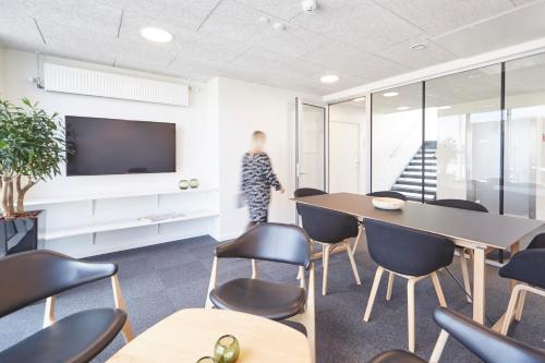 Shared lounge/TV area, athome apartments near Lisbjerg Church