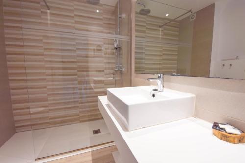 Superior One-Bedroom Apartment with Sea View image 6
