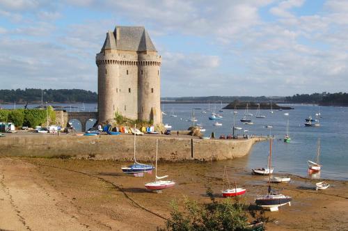 Logement entier Saint Malo vue mer, proche FERRY, commerces et plage Solidor 50 m