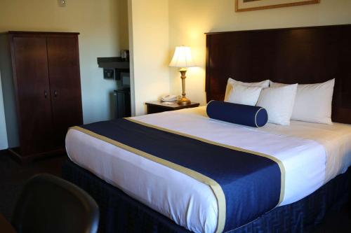 Best Western Plus Crossroads Inn & Suites