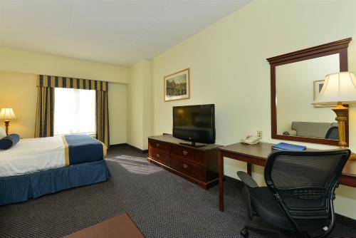 Best Western Plus Crossroads Inn & Suites