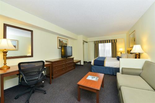 Best Western Plus Crossroads Inn & Suites