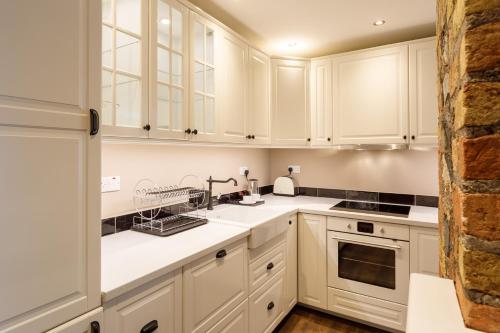 Molloys Apartments - image 6
