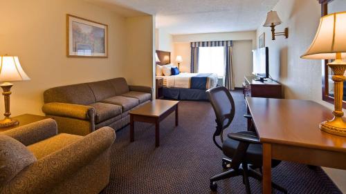 Best Western Plus Crossroads Inn & Suites