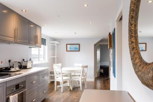 Molloys Apartments - image 12