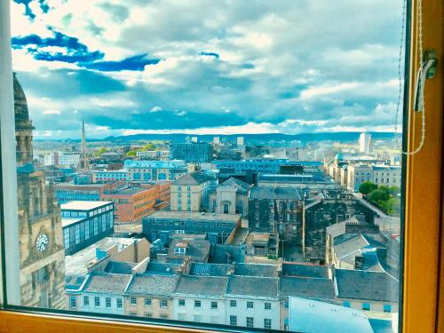 Glasgow Central Station SKYLINE Apartment with Parking (2 bedrooms 2 bathrooms 1 living room-Kitchen) - image 5