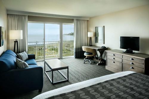 Beachfront Inn - image 13