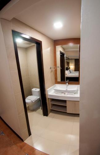 Vigan Plaza Hotel Room Type - Deluxe Quadruple Room