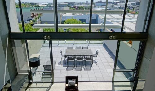 City Fringe Apartment with Sky Tower and City Views photo 1