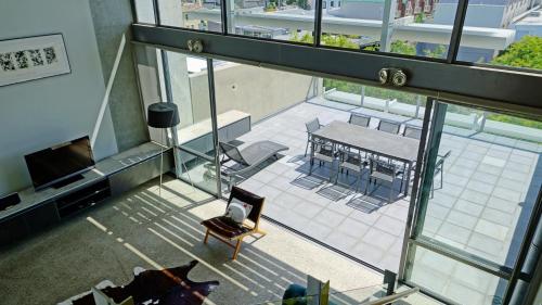 City Fringe Apartment with Sky Tower and City Views photo 2