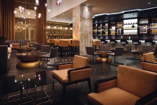 ห้องอาหาร, โมเวนพิก แอมบาสซาเดอร์ โฮเทล อักกรา (Mövenpick Ambassador Hotel Accra) in อาชิดู เกเตเก