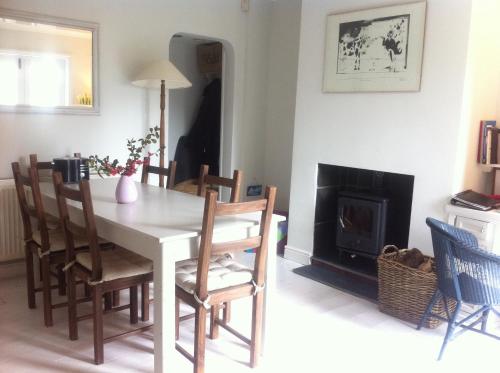 บริการและสิ่งอำนวยความสะดวก, Stone street in เฟเวอร์ชาม