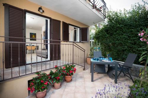 Apartment with Garden View