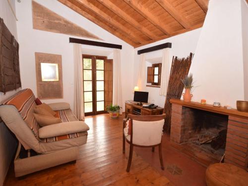  Quiet and cottage in the estate Casas da Cerca near Troviscais, Unterkunft in Troviscais