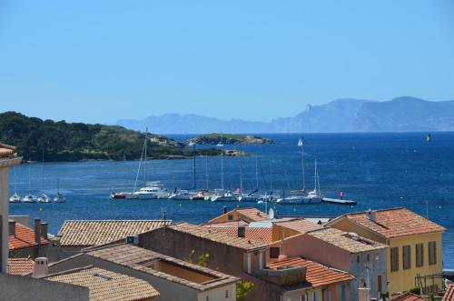 B&B Six-Fours-les-Plages - Spacieux T2 vue mer panoramique Le Brusc - Bed and Breakfast Six-Fours-les-Plages