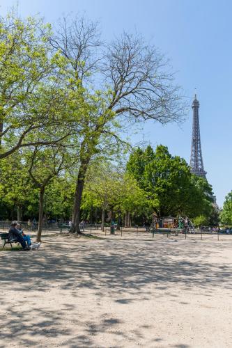 Veeve - Avenue to the Eiffel Tower - image 5