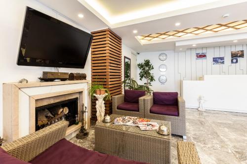 Shared lounge/TV area, Büyükada COMFORT Otel in Buyukada