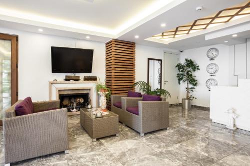 Shared lounge/TV area, Büyükada COMFORT Otel in Buyukada