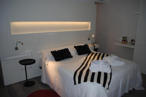 1 queen bed, 1 sofa bed