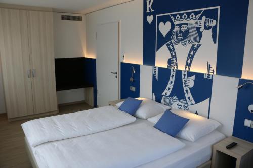1 king bed, 1 twin bed