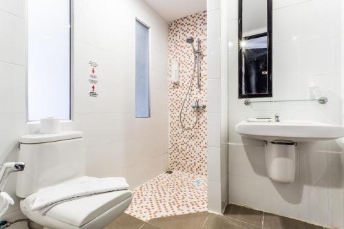 Deluxe Twin Room image 1