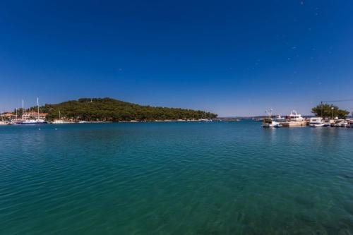  Jeličić apartments near sea in Kukljica