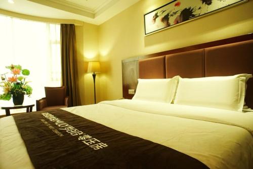 Foshan Jiagao Business Hotel Foshan Jiagao Business Hotel is perfectly located for both business and leisure guests in Foshan. Both business travelers and tourists can enjoy the propertys facilities and services. 24-hour front d