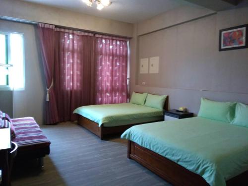 Grapefruit Heping Guesthouse Grapefruit Heping Guesthouse is perfectly located for both business and leisure guests in Hualien. The property has everything you need for a comfortable stay. Service-minded staff will welcome and gu