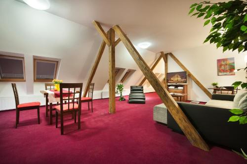 1 king bed, 3 sofa beds