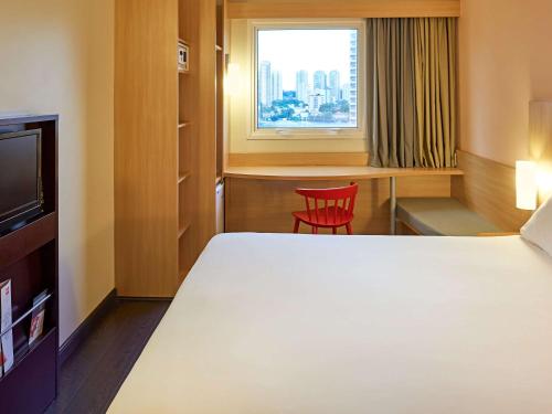 ibis Sao Paulo Morumbi Stop at ibis Sao Paulo Morumbi to discover the wonders of Sao Paulo. Featuring a satisfying list of amenities, guests will find their stay at the property a comfortable one. Service-minded staff will 