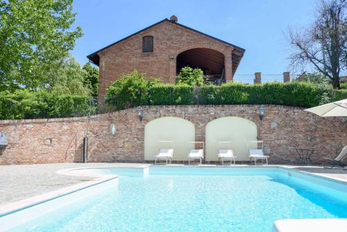 Peldbaseins, Cascina San Bernardo in Magliano Alfieri
