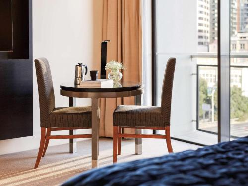 Queen Studio Suite with City View image 1