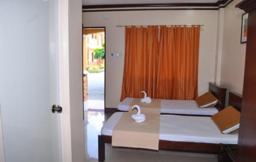 2 twin beds