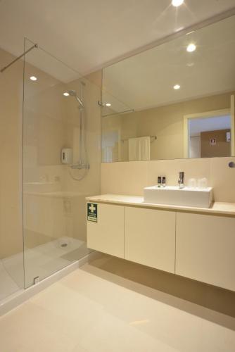 One-Bedroom Apartment image 2