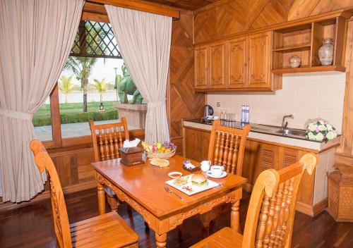 Kitchen, KMA Kaytumadi Hotel in Taungoo