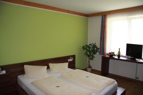 1 king bed, 1 bunk bed, 1 sofa bed