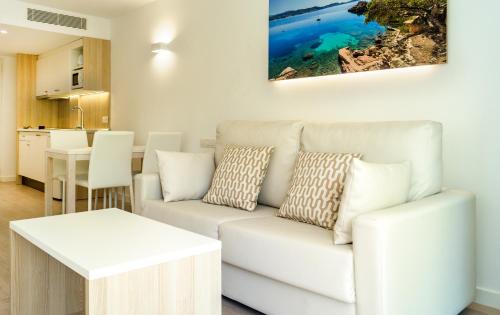 Globales Costa de la Calma Ola Apartamentos Bouganvillia is perfectly located for both business and leisure guests in Santa Ponsa. Featuring a complete list of amenities, guests will find their stay at the property a comfortabl