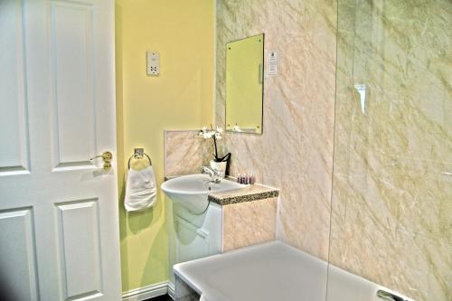 Bridge of Cally Hotel - image 10