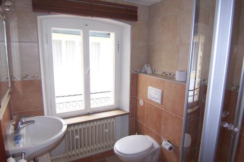 2 bedrooms, 6 beds
