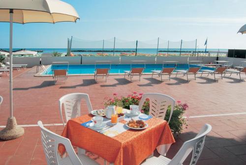 Swimming pool, Hotel Embassy in Pesaro