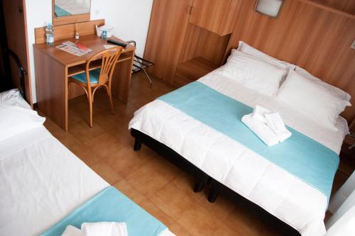 1 queen bed, 1 twin bed