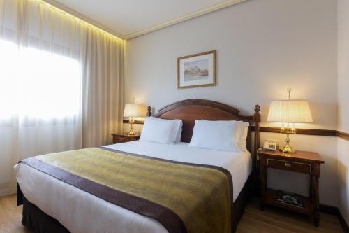 Hotel Exe Reina Isabel Hotel Reina Isabel is perfectly located for both business and leisure guests in Avila. Featuring a complete list of amenities, guests will find their stay at the property a comfortable one. 24-hour fr